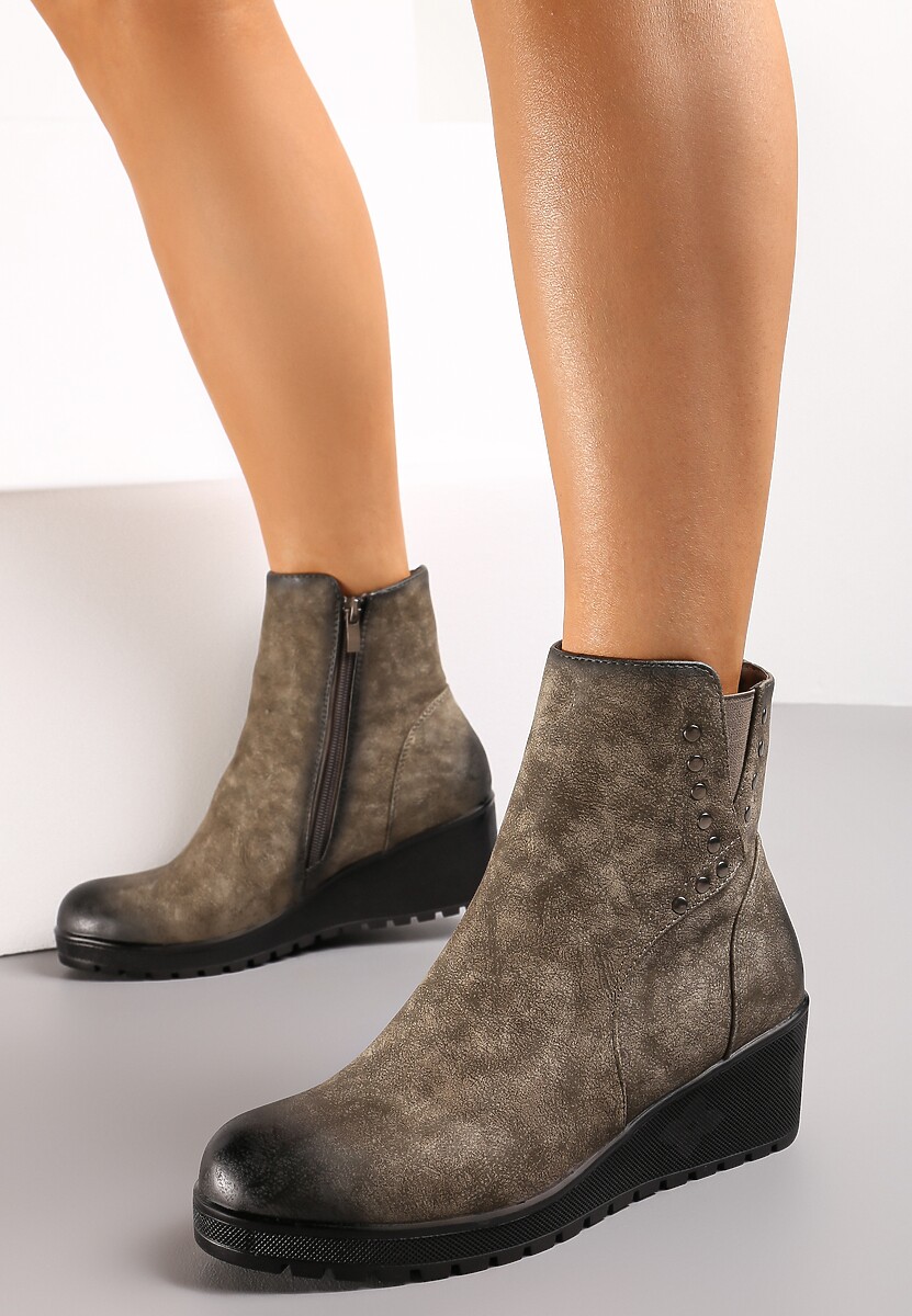 Ciemnobeżowe Botki na Koturnie z Tłoczeniami Ozdobione Nitami na Cholewce Martho