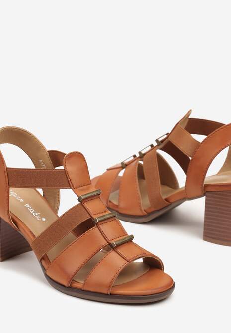 Brązowe Sandały na Słupku Ozdobione Metalicznymi Wstawkami Dolivella