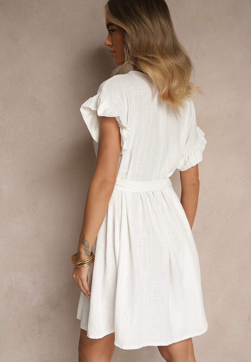 Biała Sukienka z Paskiem i Falbankami przy Rękawach Folunelle
