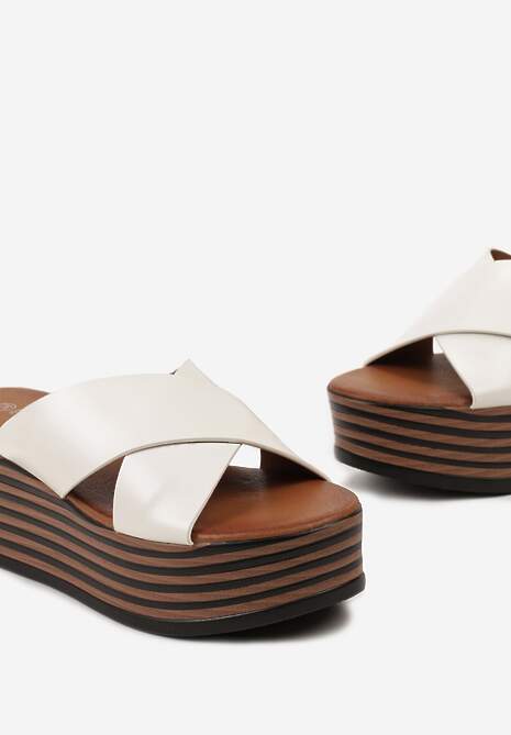 Białe Klapki na Grubej Podeszwie z Krzyżującymi się Paskami Flemaria