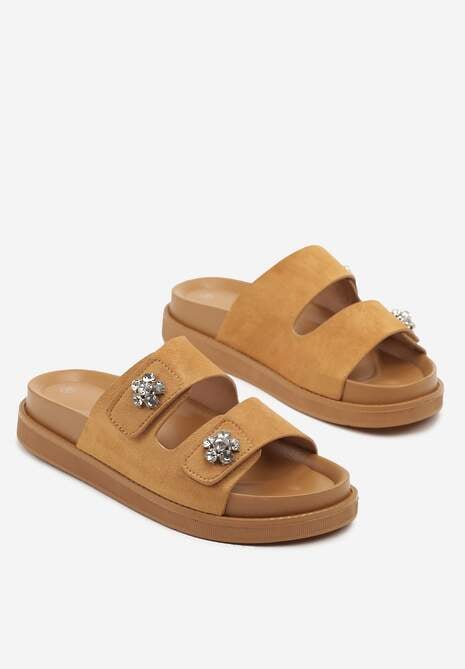 Brązowe Klapki na Niskiej Platformie Ozdobione Aplikacjami z Cyrkonii Mevea