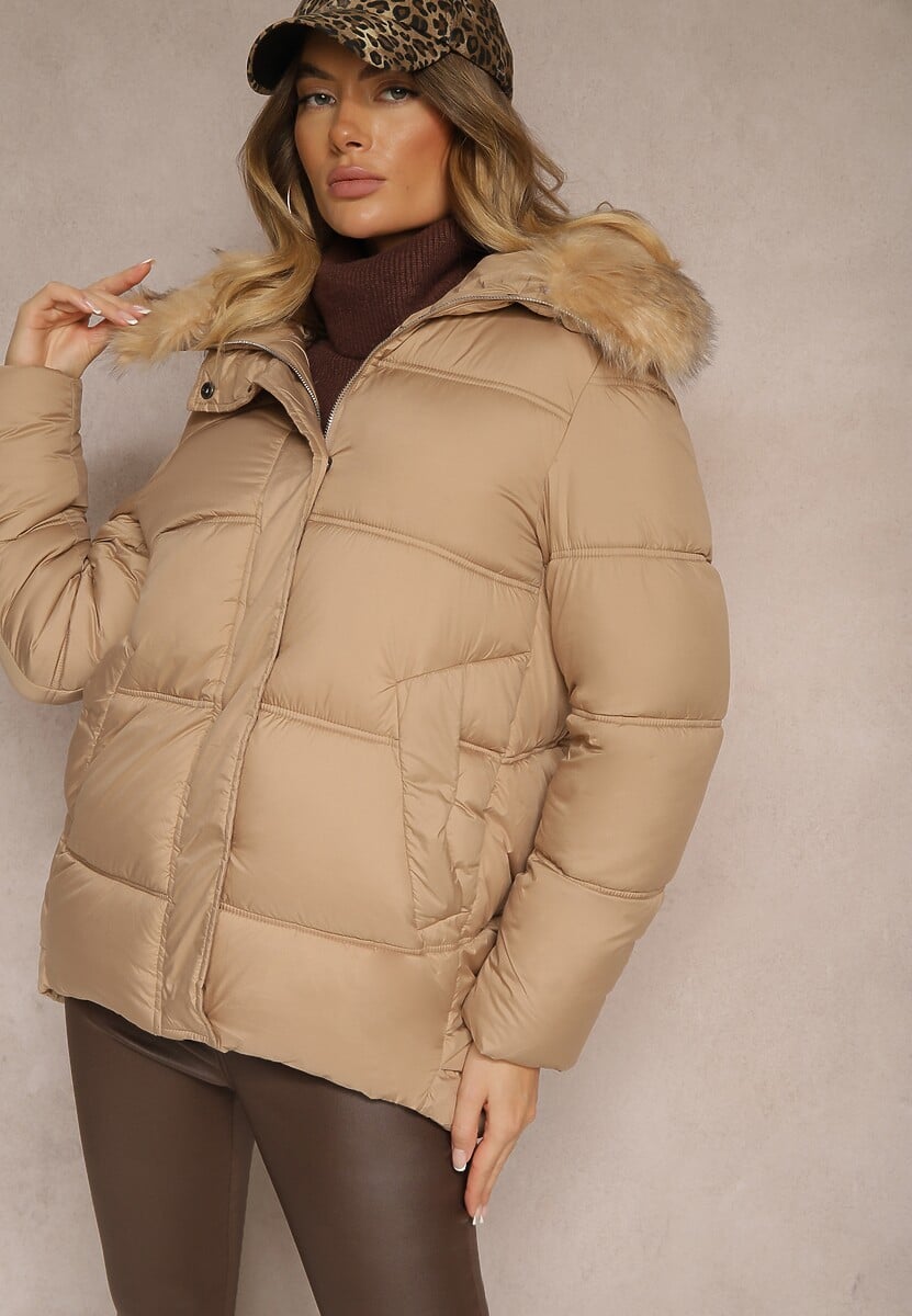 Jasnobeżowa Zimowa Kurtka z Pikowanymi Przeszyciami Kieszeniami i Kapturem z Odpinanym Futrem Ililda