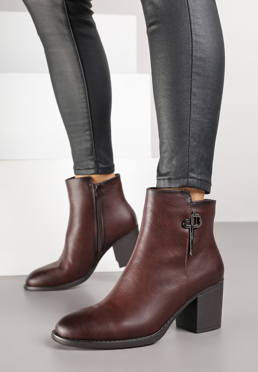 Bordowe Botki na Obcasie Typu Słupek z Metalowym Zdobieniem Hanilena