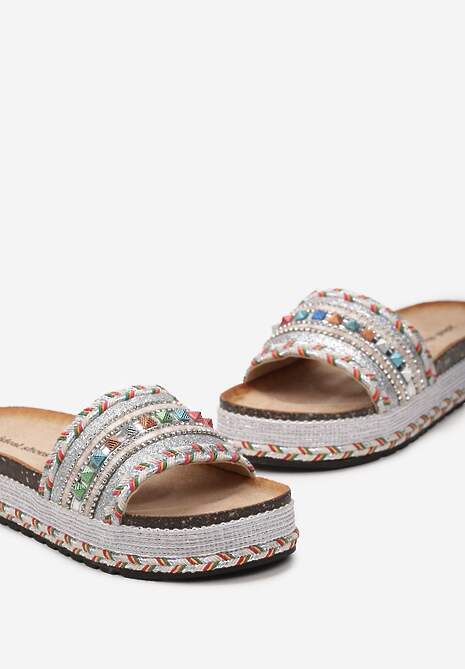 Srebrne Klapki Boho na Platformie z Plecionką i Szerokim Paskiem z Koralikami Gitasta