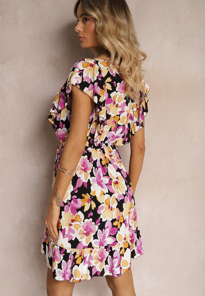 Czarno-Różowa Taliowana Bawełniana Sukienka w Kwiaty z Falbanami przy Ramionach z Gumką w Talii Nelova