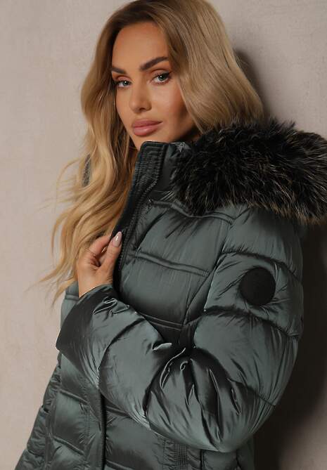 Zielona Długa Kurtka Zimowa z Pikowanymi Przeszyciami i Odpinanym Kapturem z Futerkiem Tinnelia