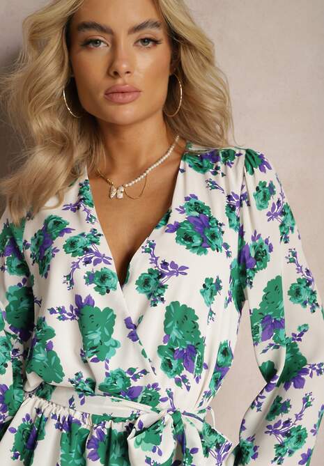 Biało-Zielona Rozkloszowana Sukienka Kopertowa z Falbankami i Materiałowym Paskiem w Kwiaty Voliesa