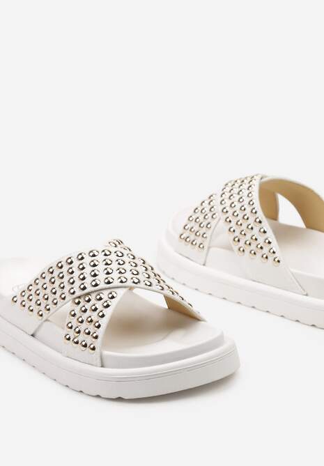 Białe Klapki z Nitami na Skrzyżowanych Paskach Vrinella