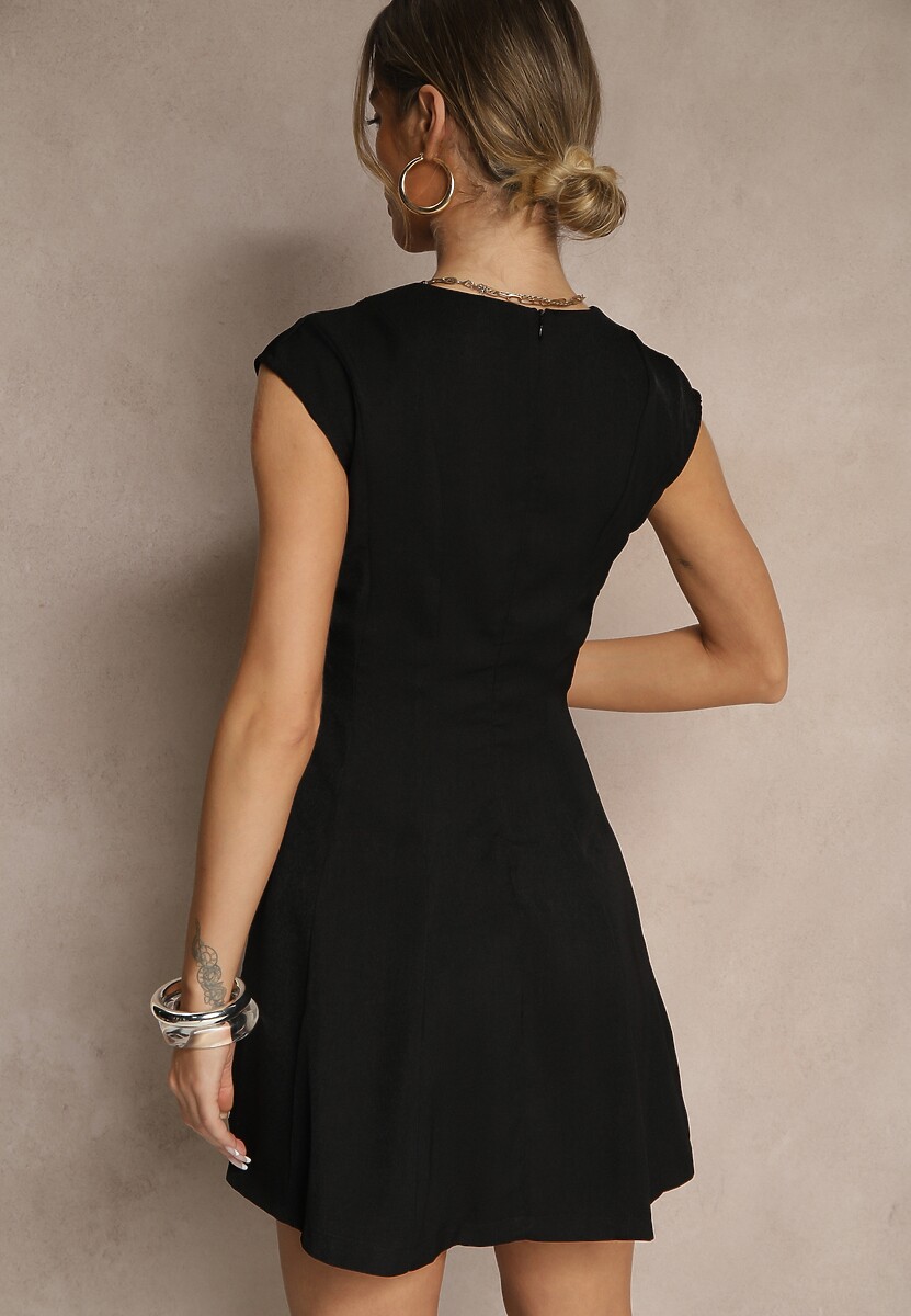 Czarna Taliowana Sukienka z Rozkloszowanym Dołem Elliara