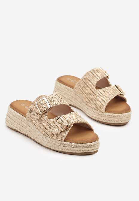 Ciemnobeżowe Klapki na Plecionej Podeszwie Ozdobionej Klamrami Liaritia