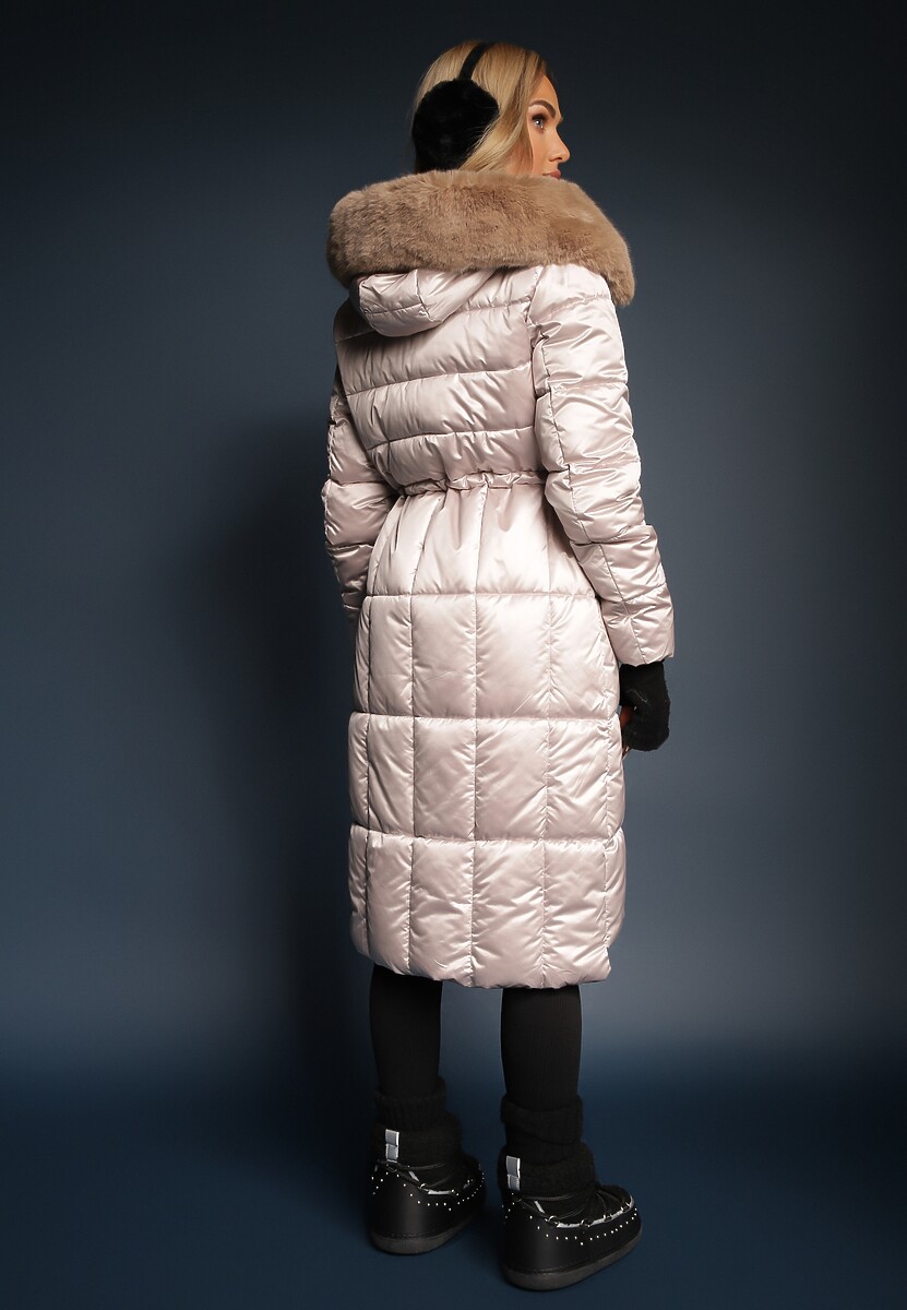 Jasnobeżowa Kurtka z Pikowanymi Przeszyciami Ściągaczem w Talii i Kapturem z Odpinanym Futrem Ravalin