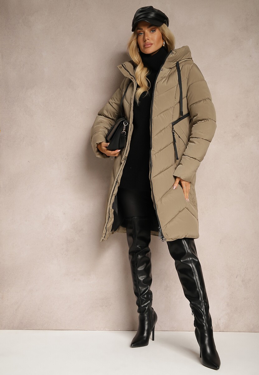 Beżowa Długa Kurtka z Pikowanymi Przeszyciami i Kapturem Ozdobiona Suwakami Hedirae