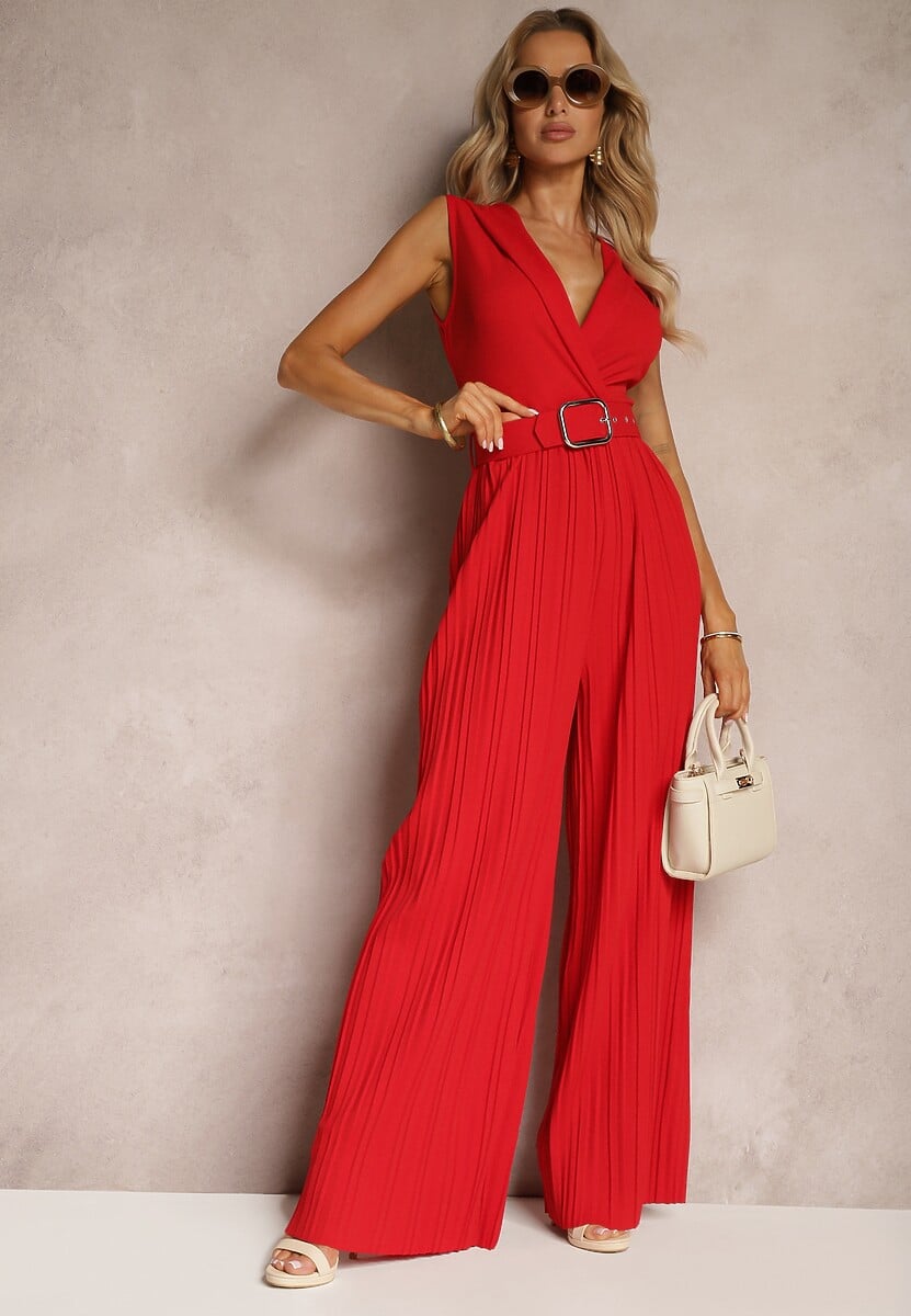 Czerwony Kombinezon z Trójkątnym Dekoltem i Szerokimi Plisowanymi Nogawkami z Paskiem Moncilla