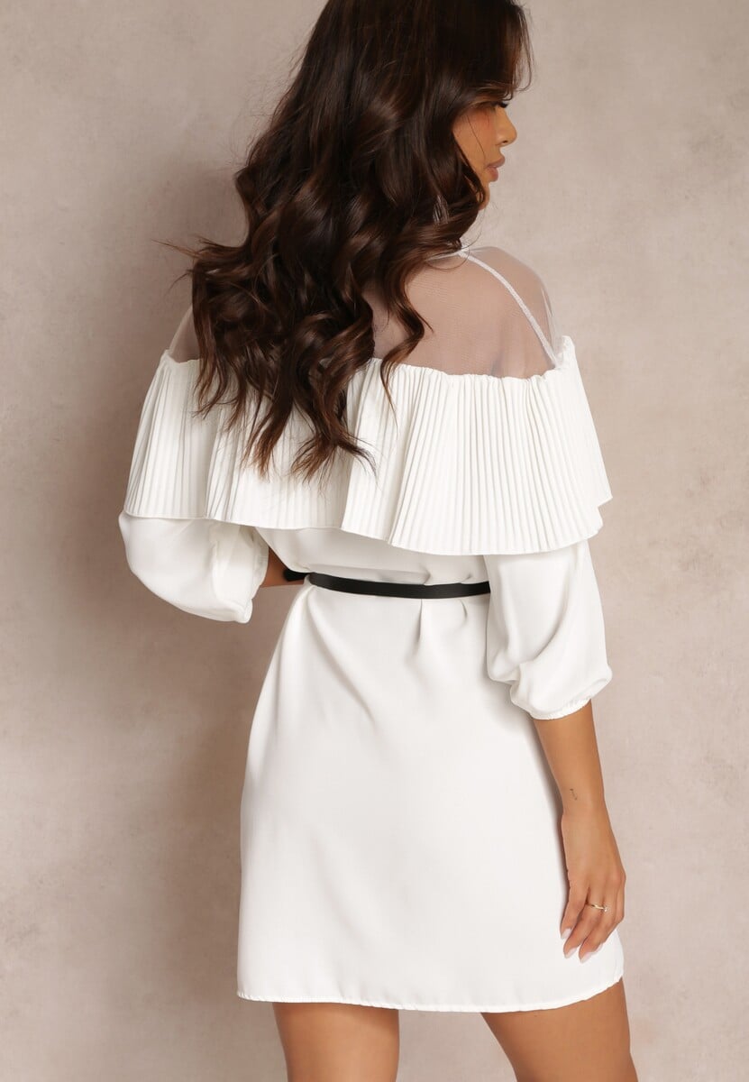 Biała Sukienka z Ozdobnym Dekoltem z Falbanką i Paskiem w Komplecie Loretia