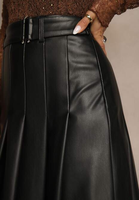 Czarna Plisowana Spódnica z Imitacji Skóry o Rozkloszowanym Kroju Tusdera