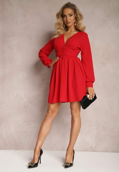 Czerwona Sukienka Mini z Trójkątnym Dekoltem i Marszczoną Talią Ozdobiona Guzikami Bulwina