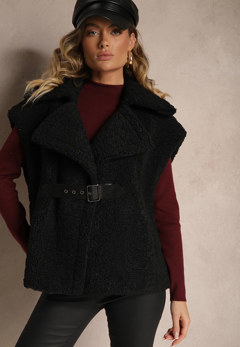 Czarna Kamizelka z Barankowego Futerka Zapinana na Klamrę przy Pasku Hetirani