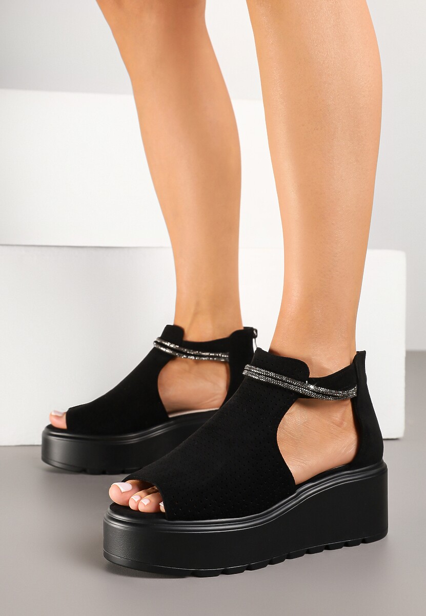 Czarne Sandały na Koturnie Ozdobione Perforacją i Cyrkoniami Sopassa