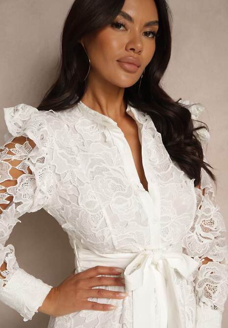 Biała Rozkloszowana Sukienka o Koszulowym Fasonie z Falbanką i Koronką Caramia