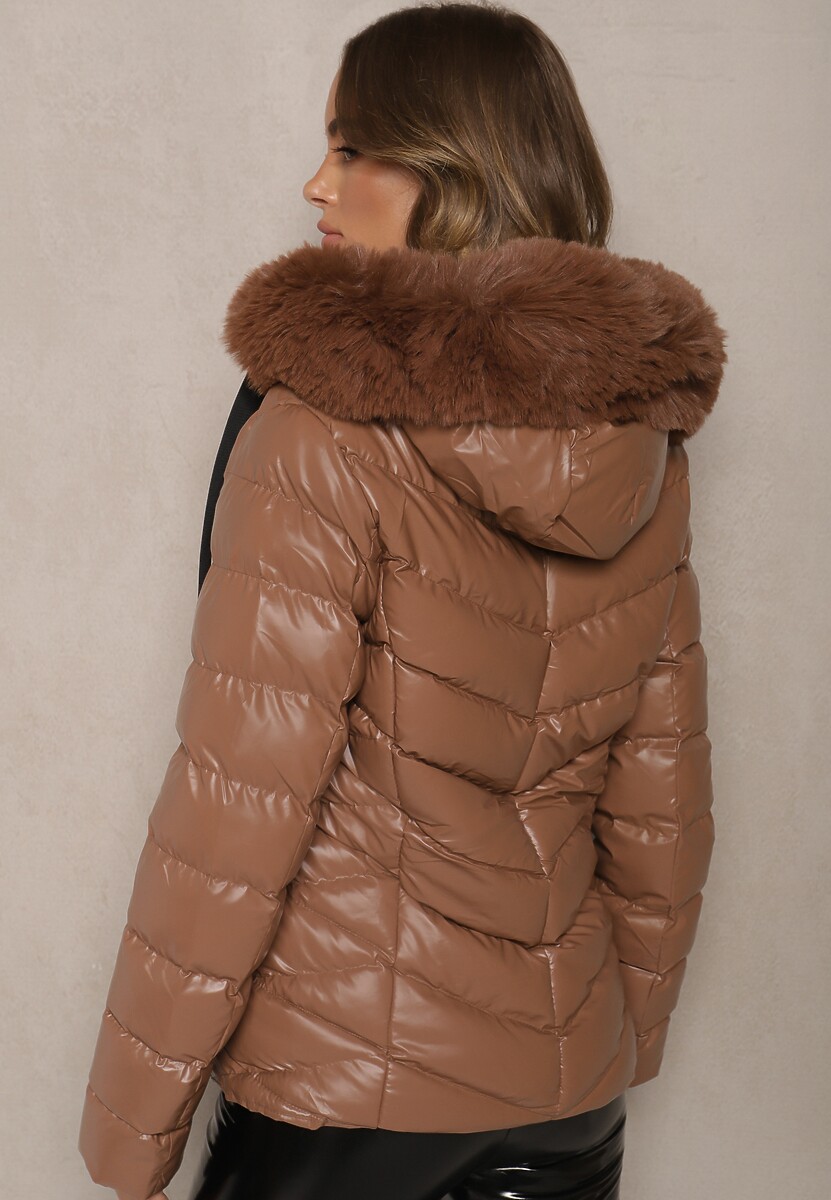 Brązowa Taliowana Kurtka z Pikowanymi Przeszyciami i Kapturem z Futrzanym Wykończeniem Arirra