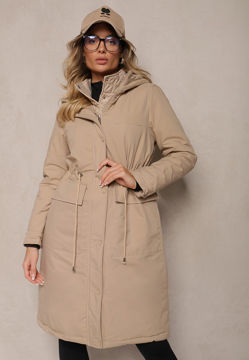 Ciemnobeżowa Długa Kurtka z Kieszeniami i Kapturem Podkreślająca Talię Tarindela