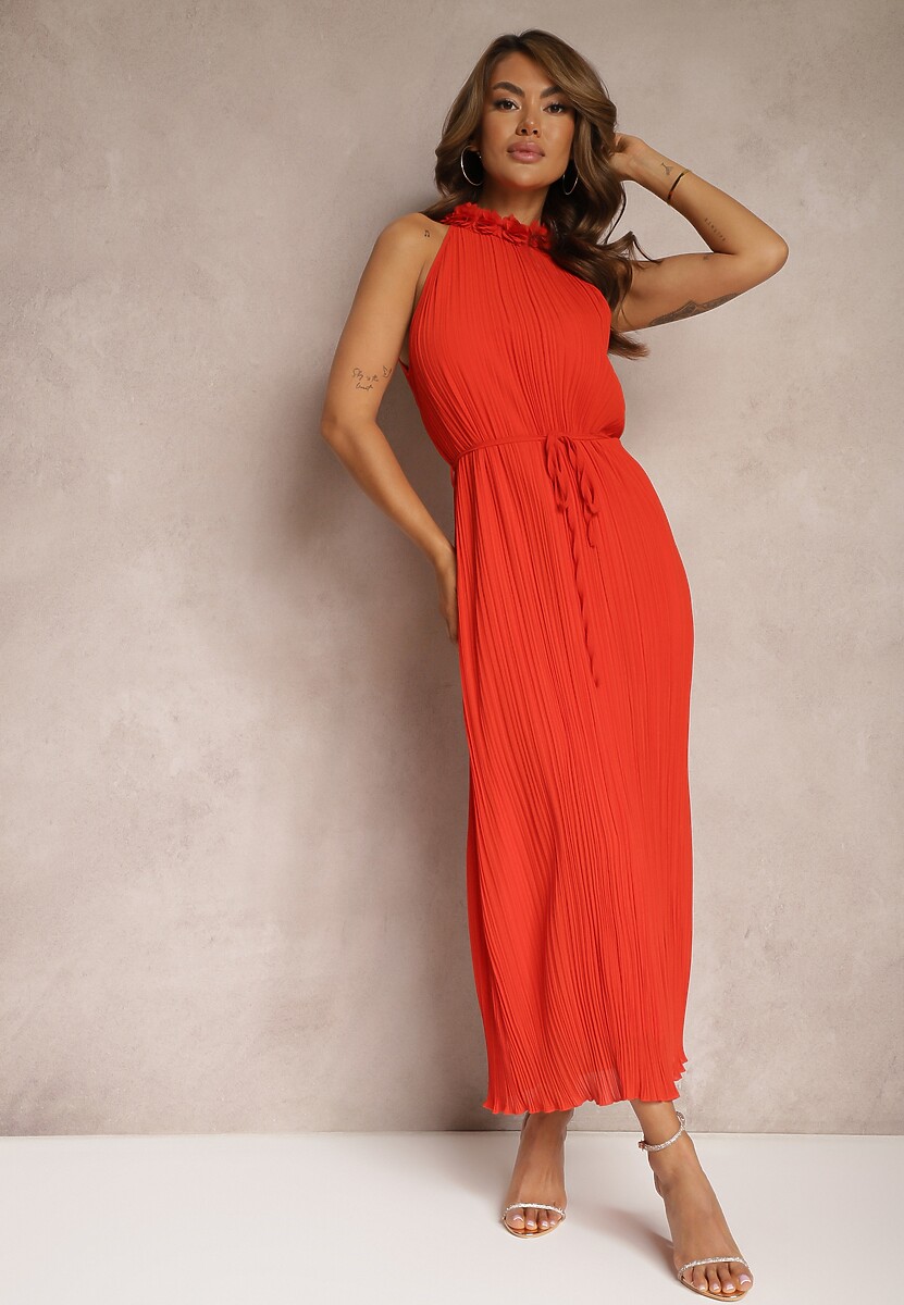 Czerwona Sukienka z Dekoltem Typu Halter z Materiałowym Paskiem w Talii i Aplikacjami 3D Dimnnia