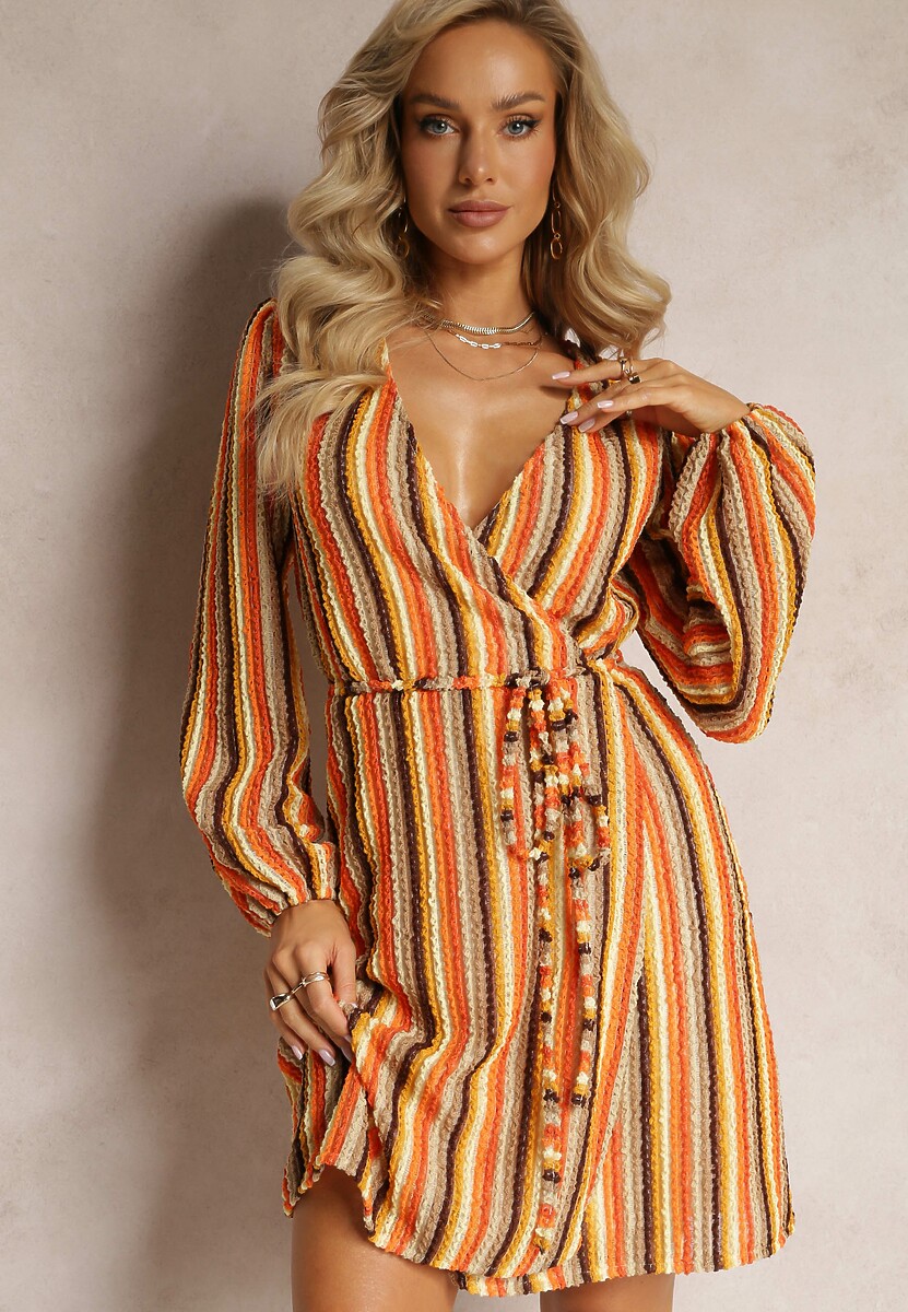 Pomarańczowa Sukienka Mini w Paski z Kopertowym Dekoltem i Materiałowym Paskiem Aketane