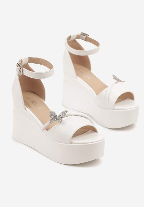 Białe Sandały na Platformie i Koturnie z Aplikacją Motylka i Sprzączką przy Kostce Lorkio