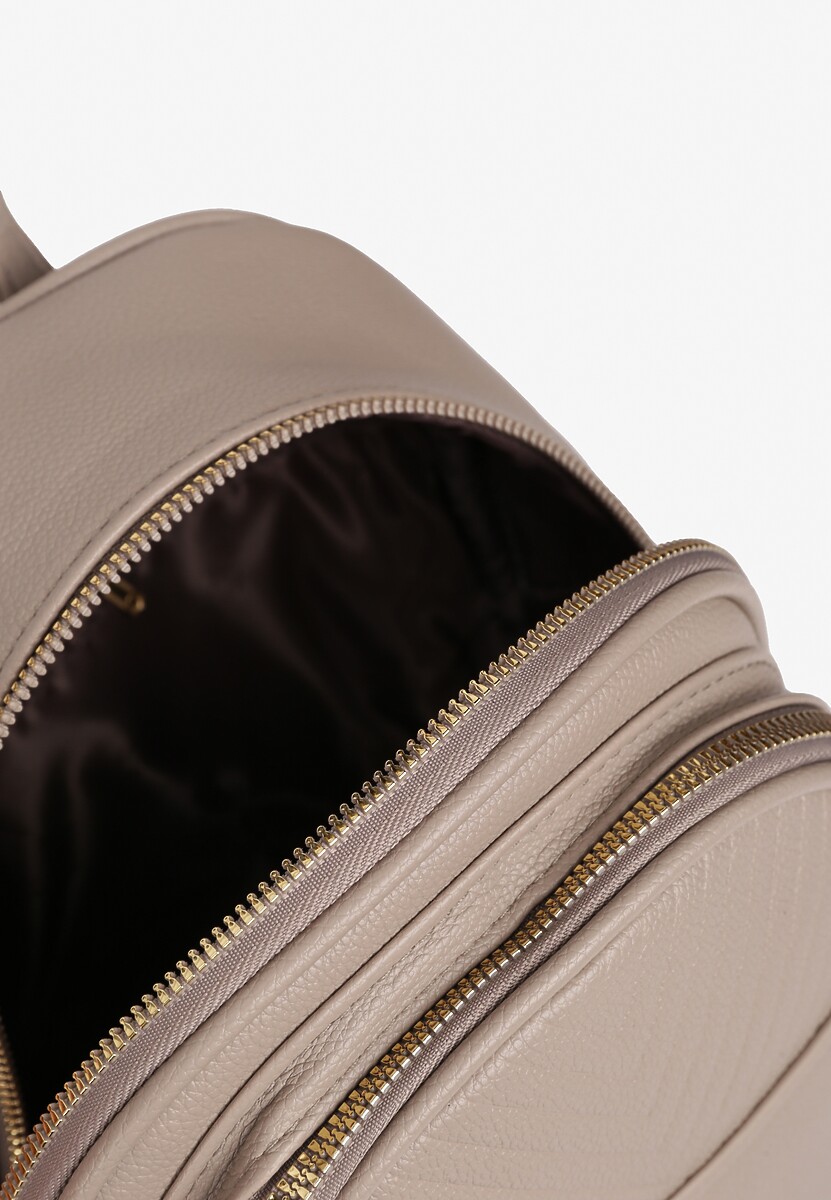 Ciemnobeżowy Plecak z Regulowanymi Odpinanymi Paskami Ozdobiony Kieszonką z Klapą Nelope