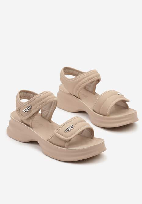 Beżowe Sandały na Tłoczonej Platformie z Metalicznymi Aplikacjami Odilara