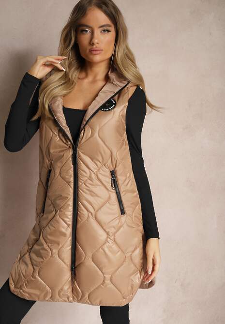 Beżowa Kamizelka Pikowana o Dłuższym Fasonie z Naszywką i Kapturem Veriseta