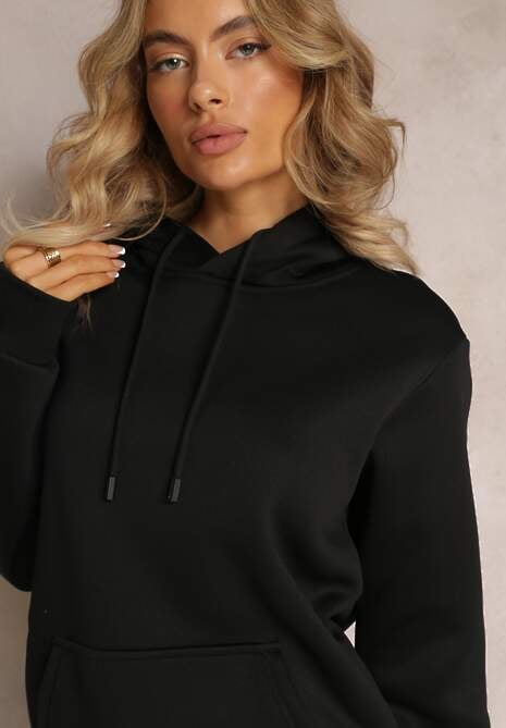 Czarna Bluza z Kapturem i Sznurkami oraz Kieszenią Wykończona Ściągaczami Vrokira