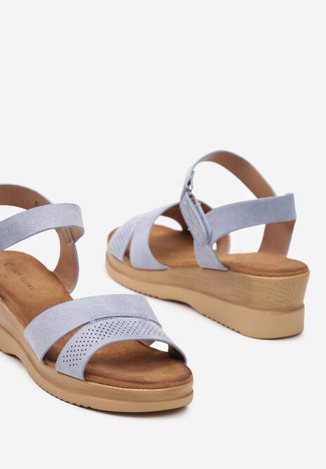 Niebieskie Sandały na Koturnie Ozdobione Perforacją Zapinane na Rzep Eolla