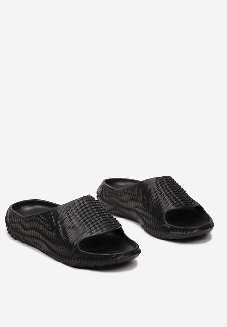 Czarne Klapki z lekkiej Pianki Ozdobione Wypukłym Tłoczeniem Konsia