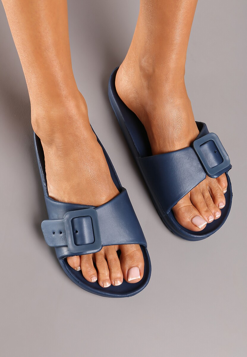 Granatowe Klapki z Pianki na Płaskiej Podeszwie Ozdobione Klamrą Nelmarie