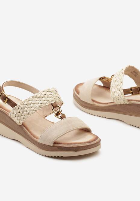 Beżowe Sandały na Koturnie Ozdobione Plecionymi Paskami i Metalową Ozdobą Zapinane przy Kostce Moongreta