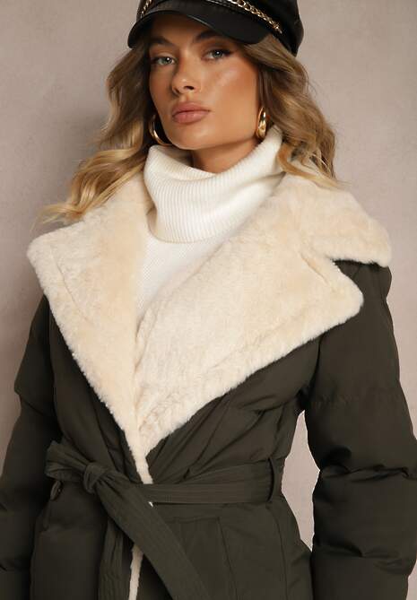 Ciemnozielona Dwurzędowa Kurtka z Pikowanym Przeszyciem i Paskiem Zdobiona Futrzanym Kołnierzem Miririna