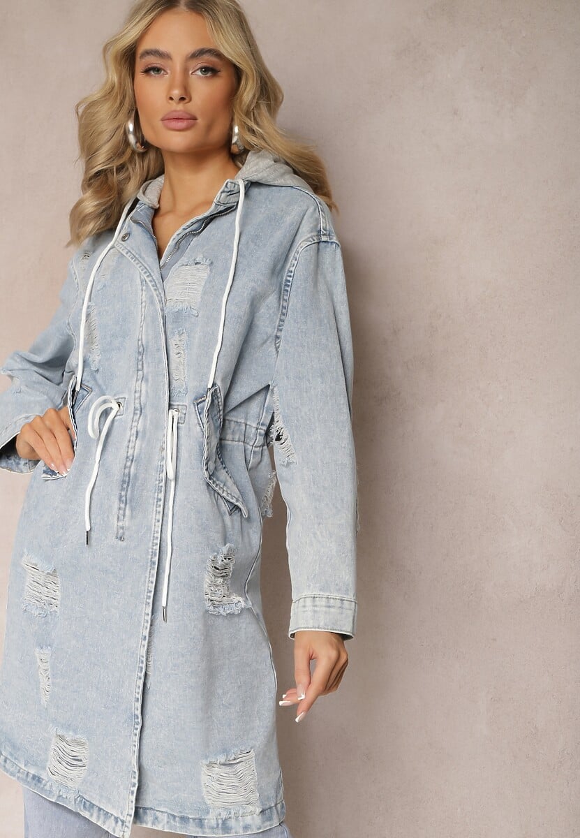 Jasnoniebieska Długa Kurtka Jeansowa z Bawełny z Przetarciami i Troczkiem w Talii Rileni