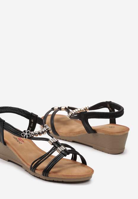 Czarne Sandały na Koturnie z Koralikami na Cienkich Paskach Vlarosa