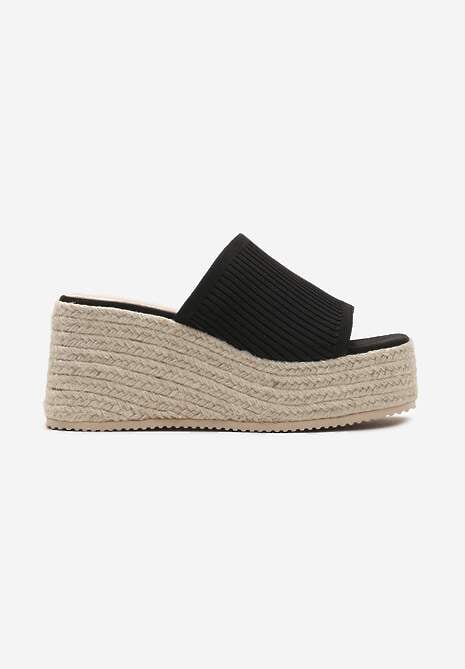 Czarne Klapki na Koturnie Ozdobionym Plecionką Obdaria