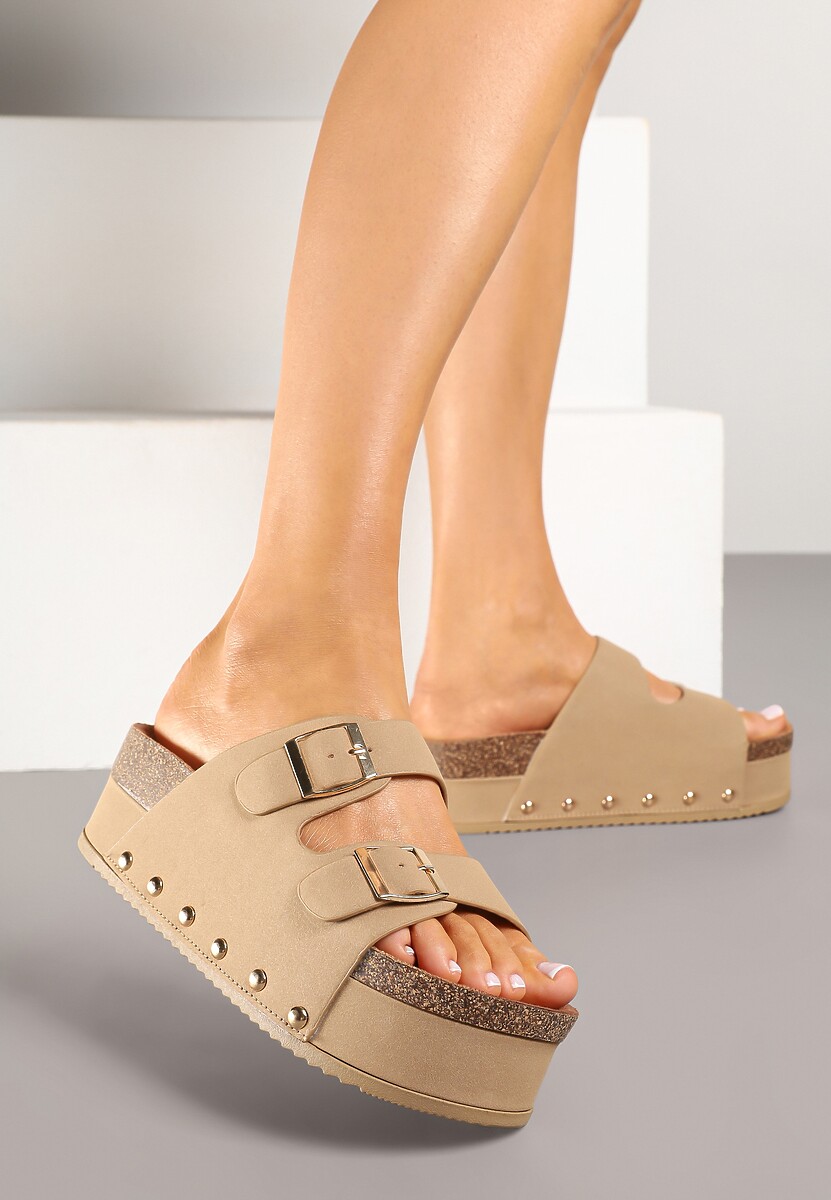 Ciemnobeżowe Klapki na Platformie Ozdobione Nitami Rosindea