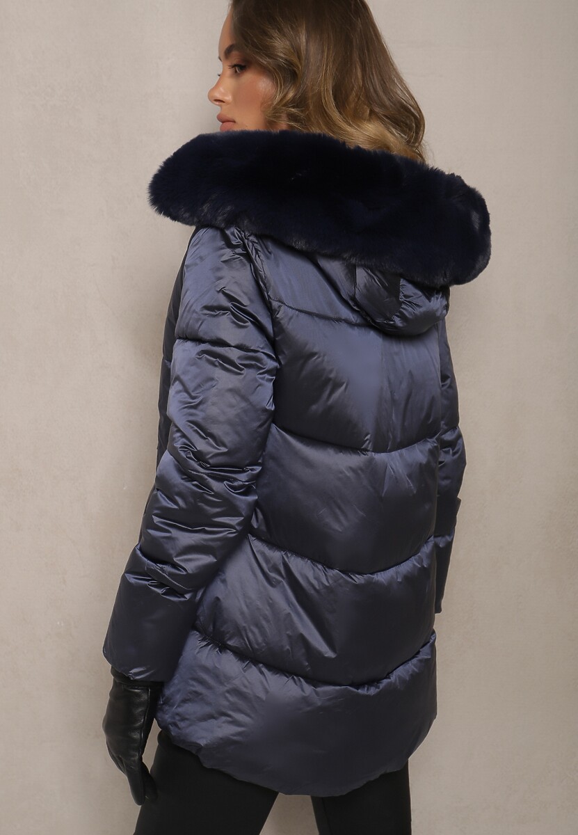 Granatowa Kurtka Pikowana z Kapturem Ozdobiona Futerkiem i Dłuższym Tyłem Rinloris