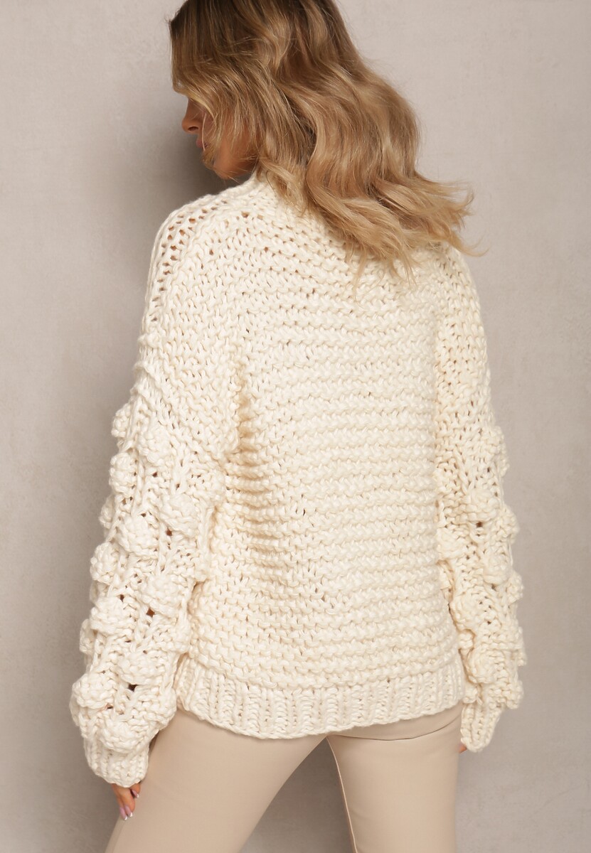 Jasnobeżowy Klasyczny Golf z Ozdobnym Splotem na Rękawach Biska