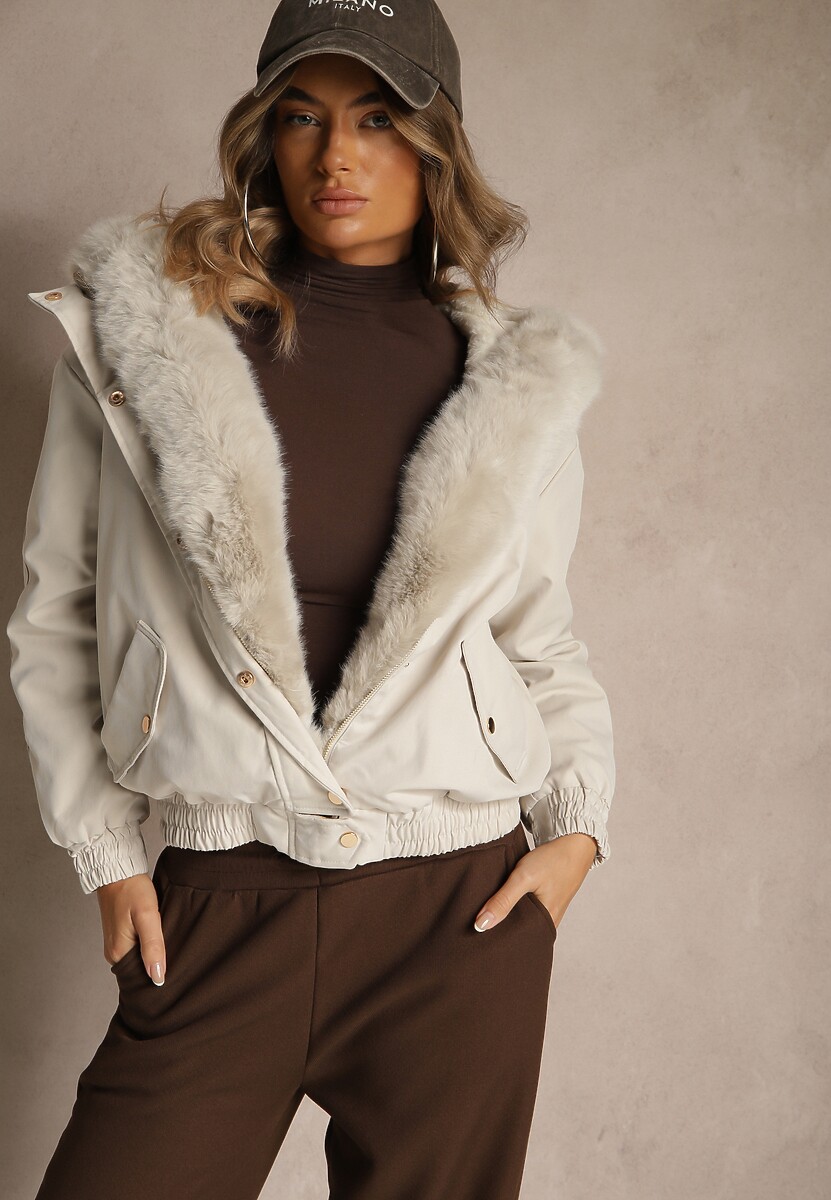 Jasnobeżowa Kurtka o Kroju Bomberki z Kapturem i Futerkiem Rafenea