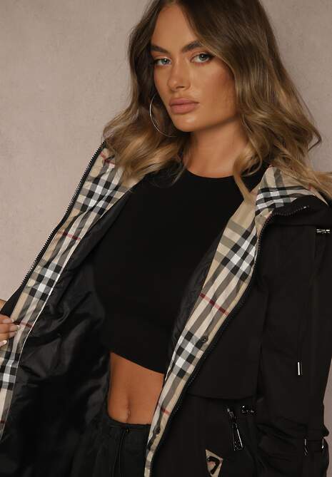 Czarna Kurtka Parka z Kapturem Podpinanymi Rękawami i Printem w Kratę Hallela