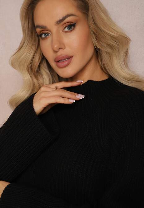 Czarny Dzianinowy Golf z Rozszerzanymi Rękawami z Rozcięciem Vucta