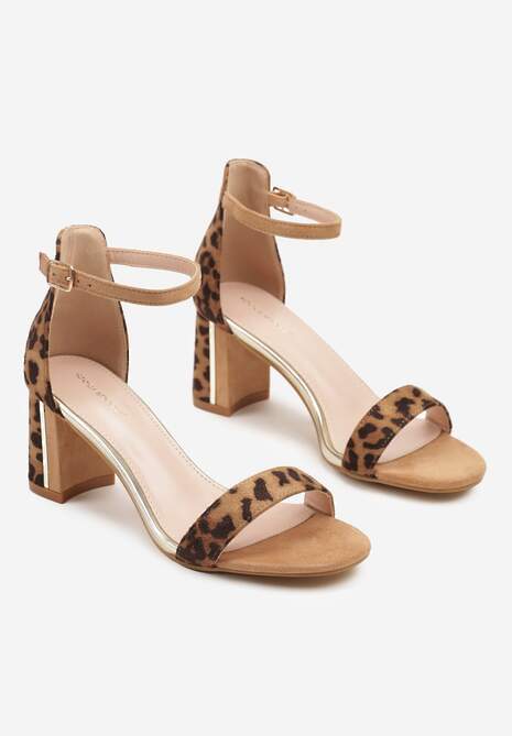 Panterkowe Sandały na Słupku Ozdobione Metalicznymi Aplikacjami Inarisa