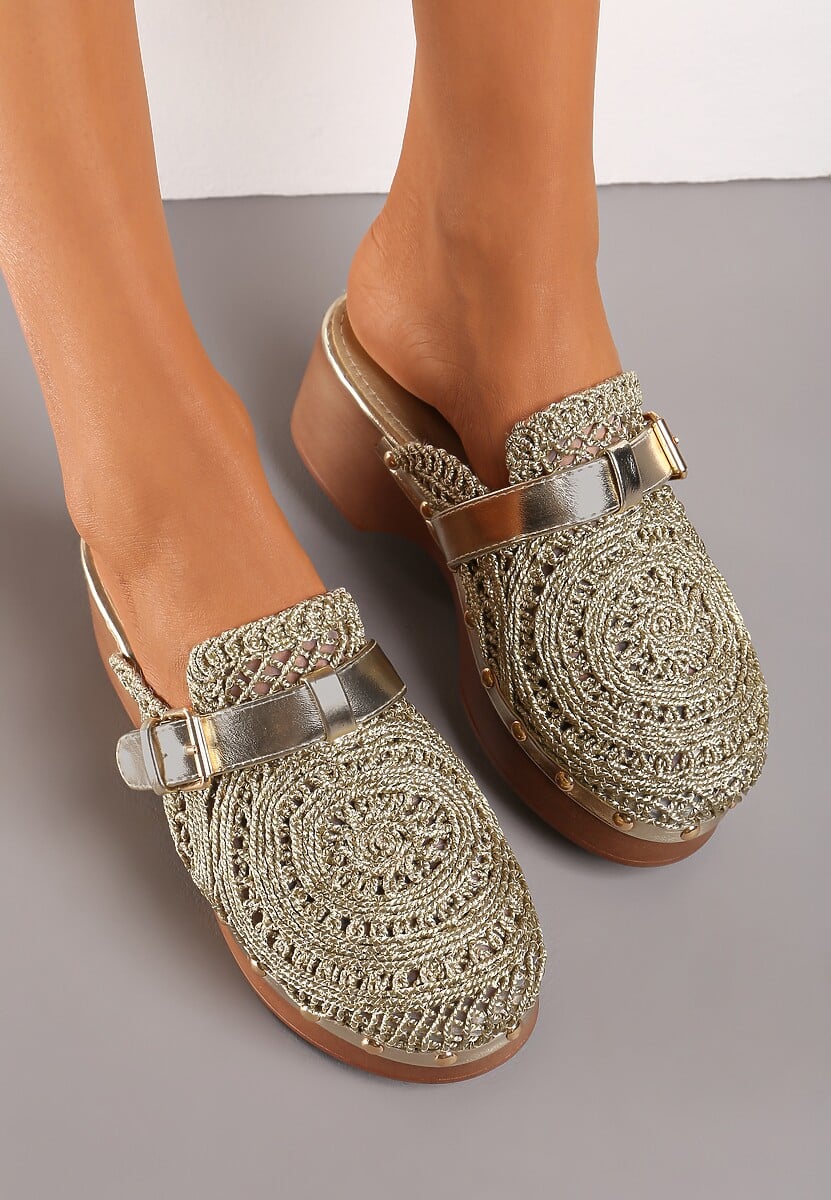 Złote Klapki w Stylu Chodaków z Ażurową Cholewką na Słupku i Platformie Ozdobione Nitami Traivea