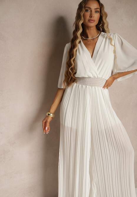 Biały Kombinezon z Kopertowym Dekoltem i Gumką w Pasie Zdobiony Plisami Amadle