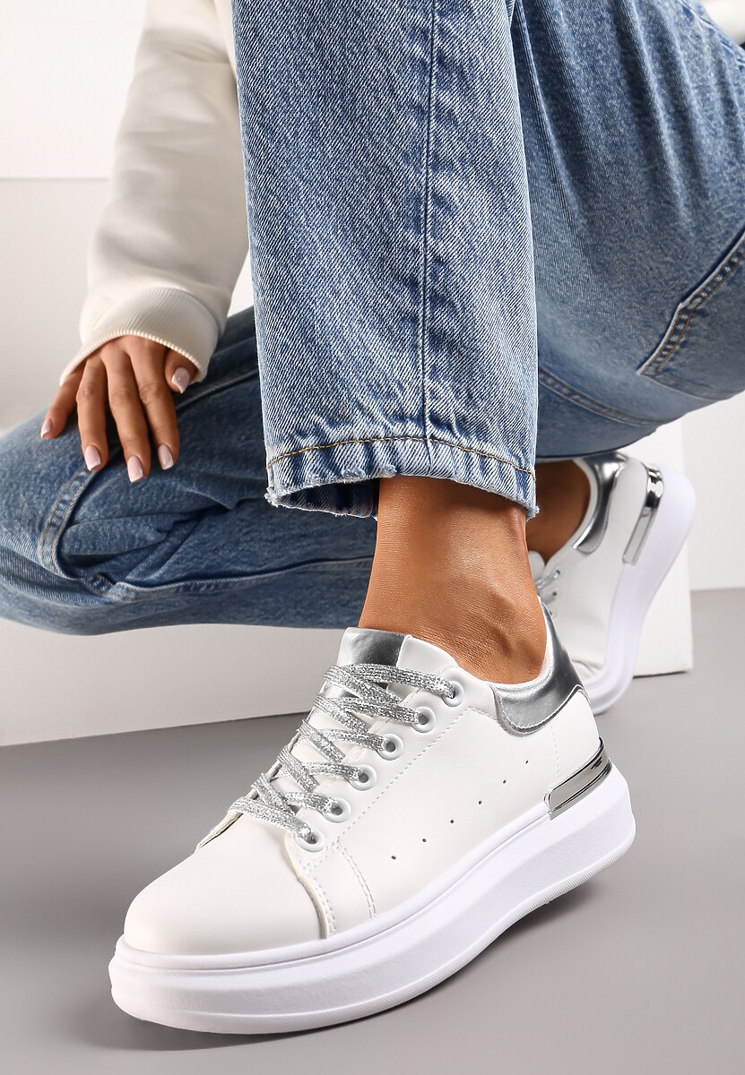 Biało-Srebrne Sneakersy z Brokatowymi Sznurowadłami i Metaliczną Wstawką na Platformie Vuriama